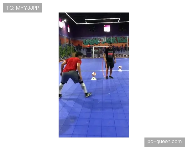 转播信号记录趣味一幕:场边球童精准头球回传,协助完成快发边线球 转播信号记录趣味一幕:场边球童精准头球回传,协助完成快发边线球